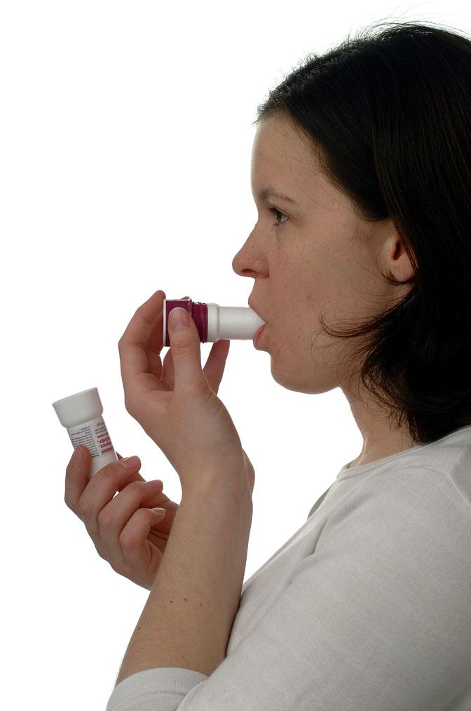 Tvätta inte inhalatorn, undvik att den kommer i kontakt med vatten. Vid basen av inhalatorn finns det ett fönster med ett räkneverk. Detta visar antalet doser, som finns kvar i inhalatorn.