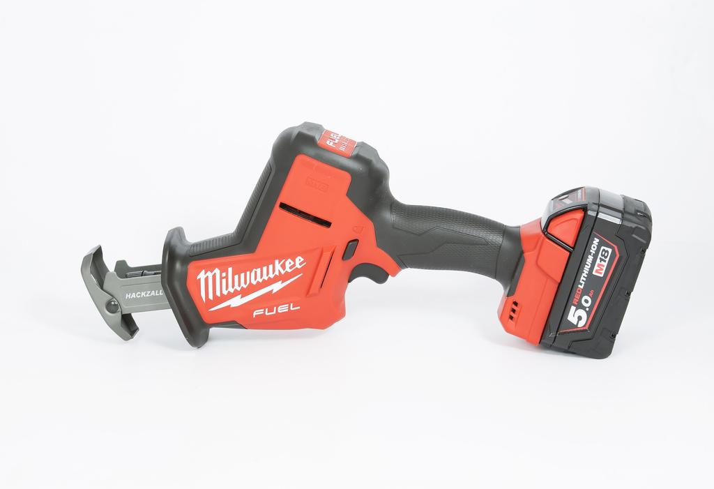 MILWAUKEE M18 FHS HACKSAW EN KATT BLAND HERMELINERNA EGENTLIGEN ÄR DET här en variant av tigersåg som inte ska vara med i testet och jämföras med de andra maskinerna.