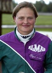 Omslaget: Kajsa Frick fick vara med om något som alla travkuskar drömmer om; Vinna lopp en Elitloppsdag! Foto: Hanold/Foto-Mike Producerat av Travdirekt i Karlstad HB w w w. t r a v d i r e k t.