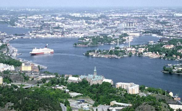 Saltsjön Med Saltsjön avses här vat ten om rå det från Slussen och Strömbron i väster till Block hus ud den i öster.