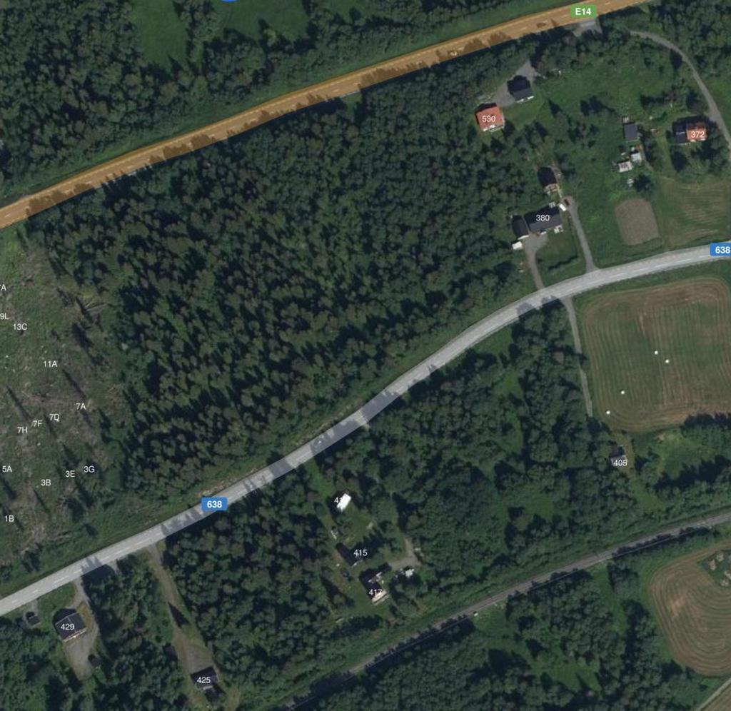 Figur 4 visar en satellitbild över området. Väg E14 sträcker sig ovanför området och Mittbanan nedanför. Genom området sträcker sig även väg 638.