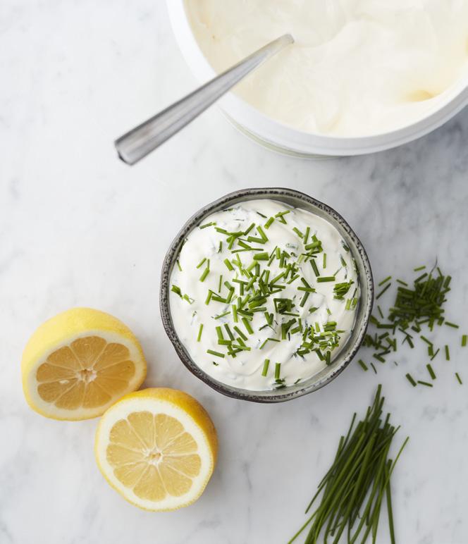 GRÄSLÖKSCRÈME 2 st citron, saft och zest ca 1,5 dl gräslök, skuren vitpeppar Vispa crème fraichen