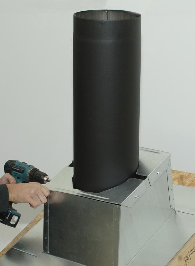 byggnadsdel alltid ligga 100 mm från skorstenens yttermantel. Underbeslaget skruvas eller spikas i undertaket. Använd taktätningsmassa mellan beslag och tak.