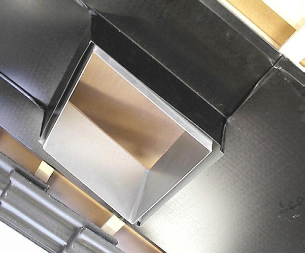 Standardlängden är 1700 mm varför anpassning måste ske på plats. Tänk på att det är centrummåttet på sidorna som styr höjden på skorstenen. Mät ut centrum på sidorna och klipp ut taklutningen.