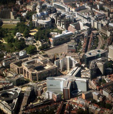 Diktat från ovan. EU-byråkratins högborg i Bryssel. Källa: Wikimedia [4].