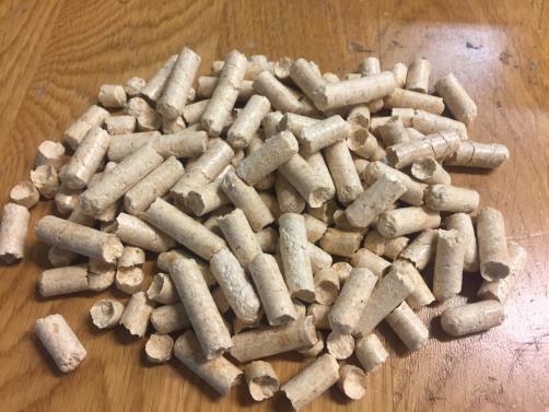 1.2 Tillverkning och användning av bränslepellets Pellets tillverkas ofta av sågspån, flis eller bark och pressas till cylindriska och hårda stycken, se figur 2.