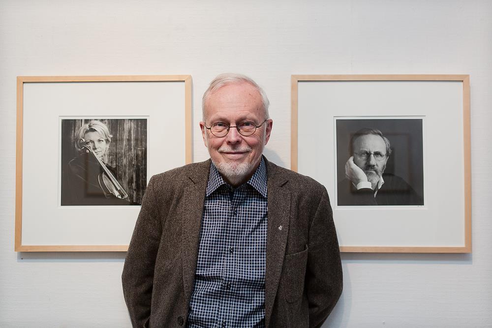 ini=ini På mötet 10 januari Minikurs i porträttfotografi vi lyssnar på Sven-Erik Johansson Porträtt (franska portrait, latin protrahere "dra fram") Sven-Erik kommer att på mötet ge en