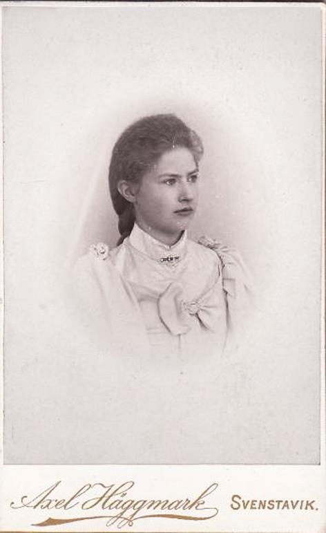 År 1898 flyttade han till Piteå och 1899-1900 tog hon över ateljén Clara Lidfeldt.