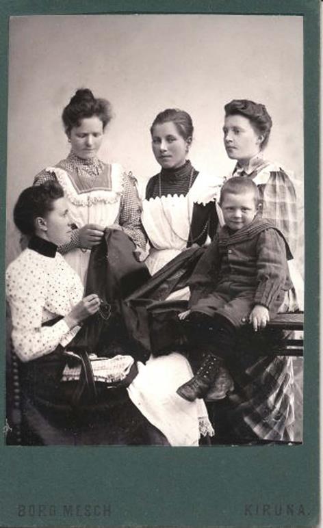 1914 1918 Kvinnan längst ill höger är Ida Nilder f.