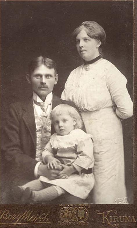 Framför sig har hon sonen Birger Nilder (1909-1918) f i Jukkasjärvi och d i Spanska sjukan i