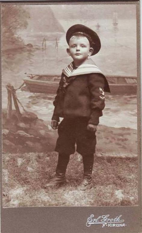De fick en dotter 1907 och en son 1908 men skilde sig omkring 1910. Åren 1900-1903 var han fotografibiträde i Östersund.