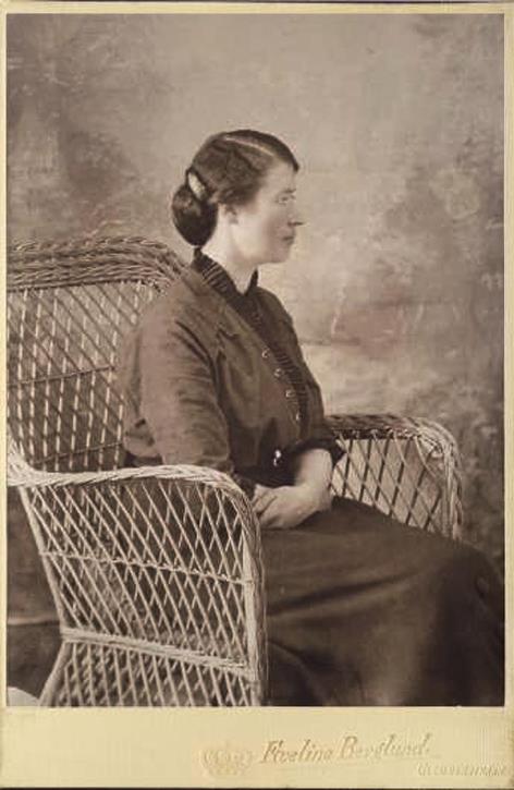 Hon fanns 1910 hos hemmansägaren och fotografen Per Anton Lundberg (1872 1928) som hade fotoateljé i Glommersträsk 1900-1920.