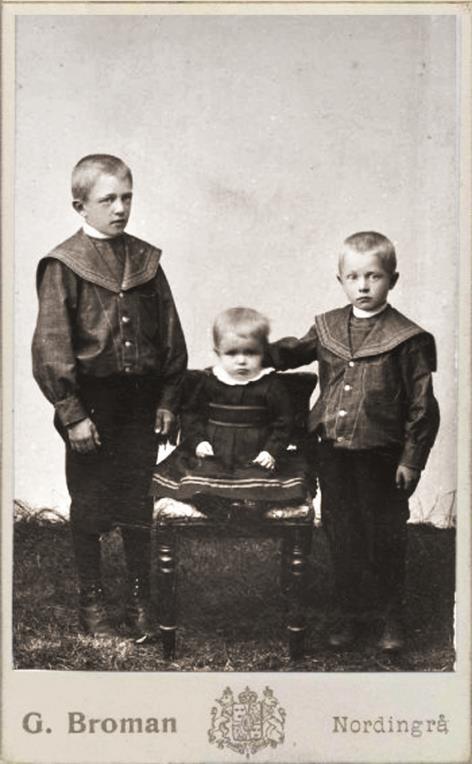 Åren 1895-1897 hade han ateljé i Nordingrå. Åren 1897-1902 fanns han i Finland. Först som partner i Gustaf Broman & Grönroos fotogr. atelier i Nystad. Därefter 1898-1902 atelier G. Broman i St.