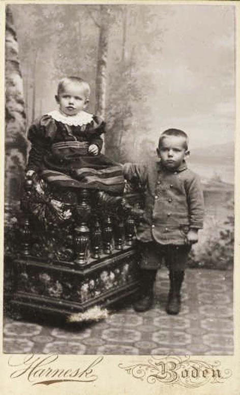 Ca 1898 Harnesk, Boden I Boden-huset till vänster började Jakob Elof fotografera 1885. Bilden tagen senast 1905. Ateljén kallades hela tiden J. E. Harnesk utom den första tiden i Boden då han först kallade den för Harnesk och sedan Jac.