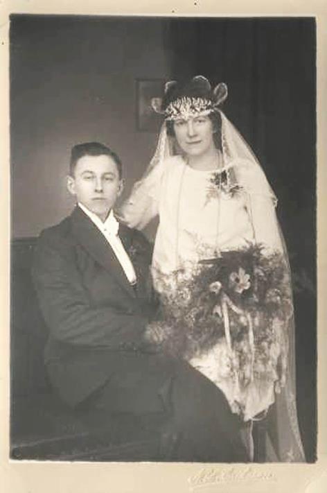 Sandlund (1906-1974) f i Håkansö, Piteå lf och d i Bergnäset, Nederluleå fs gifte sig 1928 med