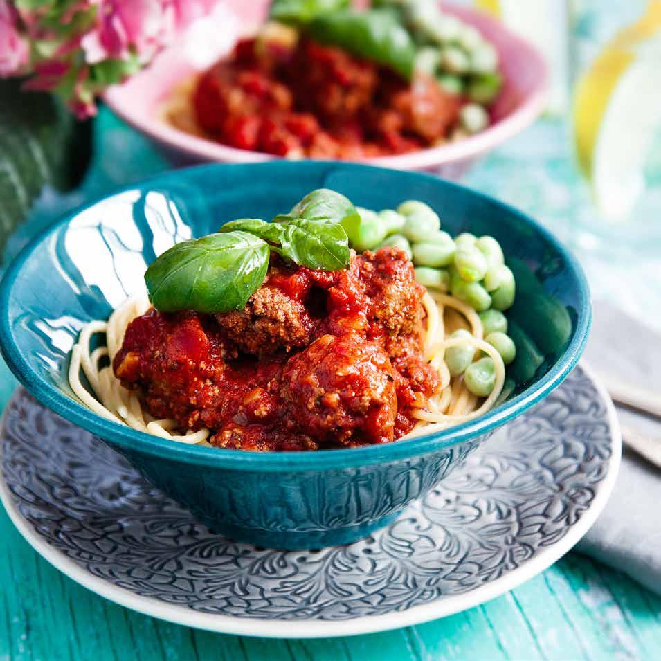 GETOST- OCH BASILIKA- FYLLDA KÖTTBULLAR i tomatsås med pasta Ca 35 min Tomatsås ¼ rödlök ½ vitlöksklyfta Olivolja* ½ tsk torkad basilika* 1 msk tomatpuré* ½ msk balsamvinäger* 300 gram krossade