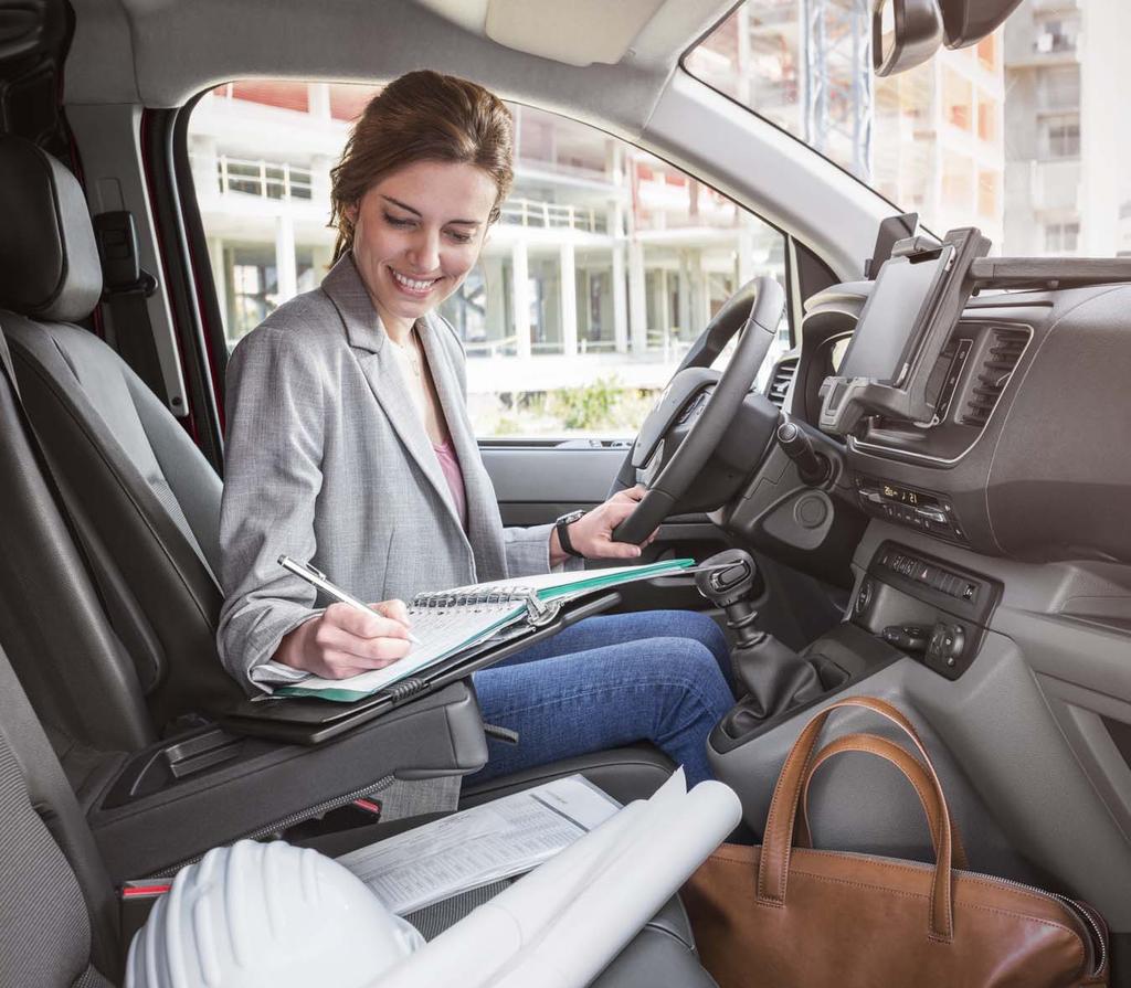 KÖRKOMFORT ÄNNU MER ERGONOMISK Framsätena på NYA CITROËN JUMPY är ergonomiskt utformade. Det upphöjda förarsätet ger en god överblick när du kör.