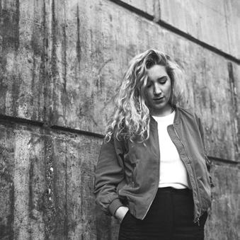 ANNA 17.50-18.20 Kungasalen Anna skriver musik med inspiration från relationer i sitt liv. Musiken växlar mellan det drömska, det melankoliska och pirr-i-magen-känslor.