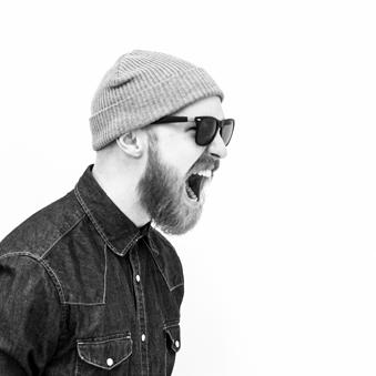 Carl-Johan spelar KNOWER 20.40-21.10 Lilla Salen Med tre blås istället för syntar i bandet har Carl-Johan arrangerat tre av KNOWER:s absolut bästa låtar, plus en musikalisk överraskning.