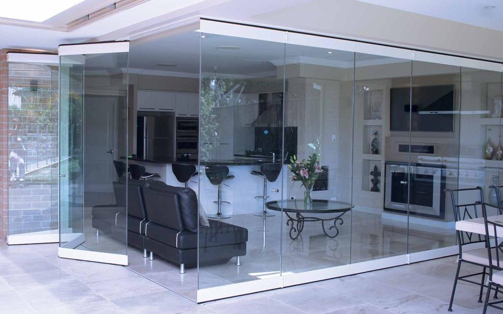 VIKBARA GLASVÄGGAR Scanmikaels inhemska vikbara glasväggar består av hängande glaselement som fästes ihop med gångjärn, utan golvmonterade skenor.