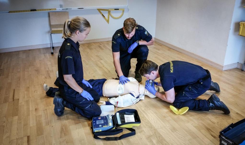 Kustbevakningsaspiranter övar D-HLR.