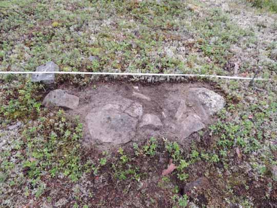 34 Bild 16 Raä 1079:1, Älvsby sn, halva härden avtorvad, fr Ö.