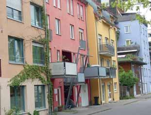 Berlin har mer utspridda projekt och ofta initierade av arkitekter som vill hitta sina egna byggherrar, men nyligen beslutade kommunen att sälja en mycket attraktiv, central tomt till ett