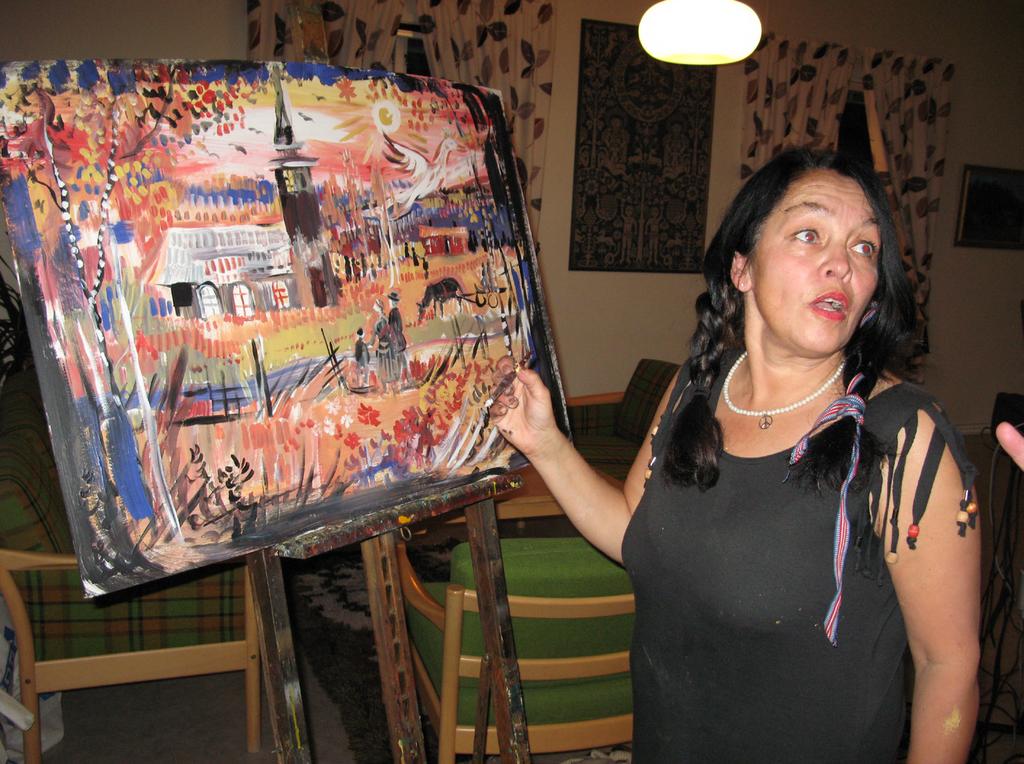 Konstnären Marja i Myrom Konstnären Marja i Myrom med sin tavla som målades under en upplevelsekonsert i Norra Ny församlingshem När tavlan var färdig fick man köpa lotter där tavlan var vinsten.