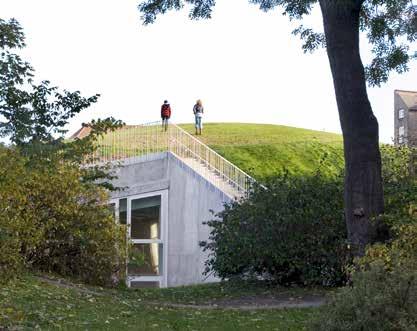 Lek i grönskande milljö av både vild och planerad karaktär. Projektet Into the Wild i Haag, Nederländerna. Av Openfabric + Dmau (www.dmau.com).