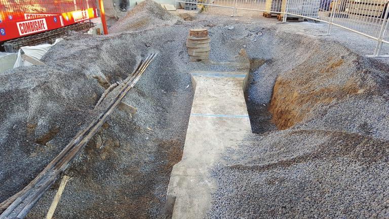 Schakt 2 Schakt 2 kontrollerades och mättes in i efterhand. Schaktet var oregelbundet till formen och cirka 8 5,6 meter stort på cirka 35 m 2 (figur 2).