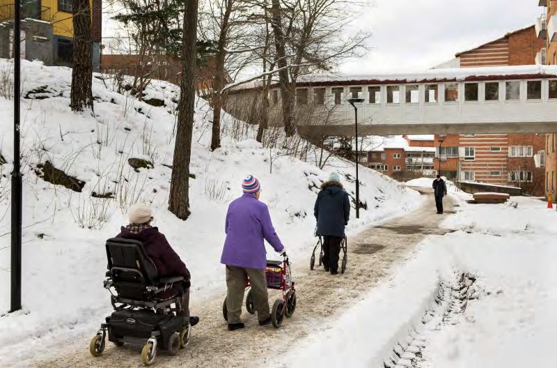 32 TRAFIKSÄKERHETSPLAN FÖR HUDDINGE KOMMUN När vi blir äldre, försämras vår syn, hörsel, balans och rörelseförmåga. Detta ökar risken för att råka ut för en olycka.