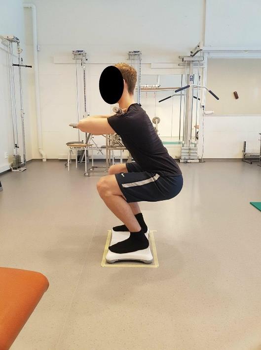 På detta sätt blev varje böjning åtta sekunder med en paus i bottenläget med lika lång excentrisk och koncentrisk fas på rörelsen. Figur 1. Test av FB på WBB. Figur 2. Test av KB på WBB.