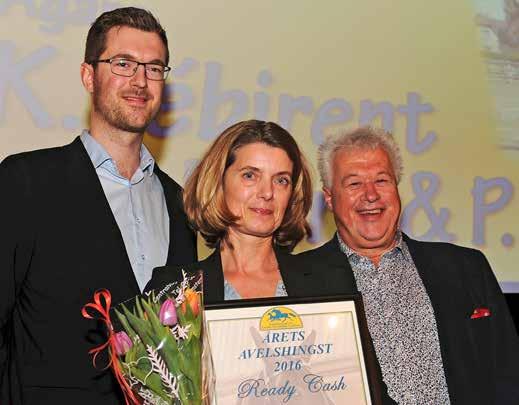 Sebastian Thell, Gitte Allaire och Tomas Thell i samband med att Ready Cash utsågs till Årets avelshingst av Avelsföreningen för Svenska Varmblodiga Travhästen.