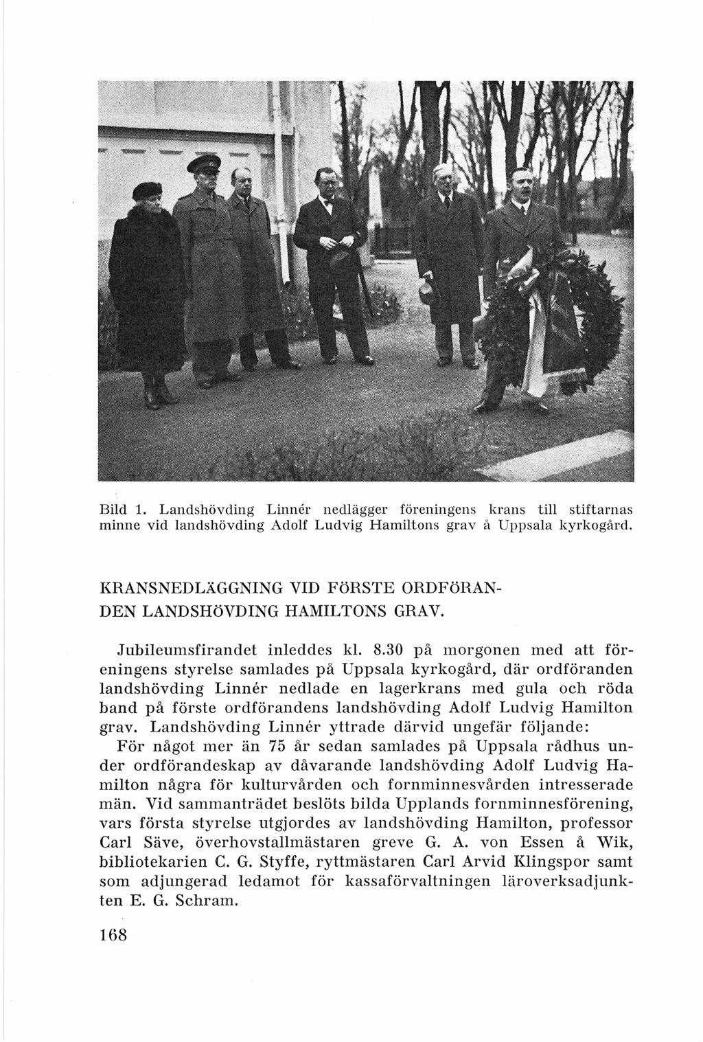 Bild 1. Landshövdin g Linner nedlägger förenin gens kra ns till stiftarnas minne vid landshövdin g Adolf Ludvig Hamiltons grav å Uppsala kyrkogård.