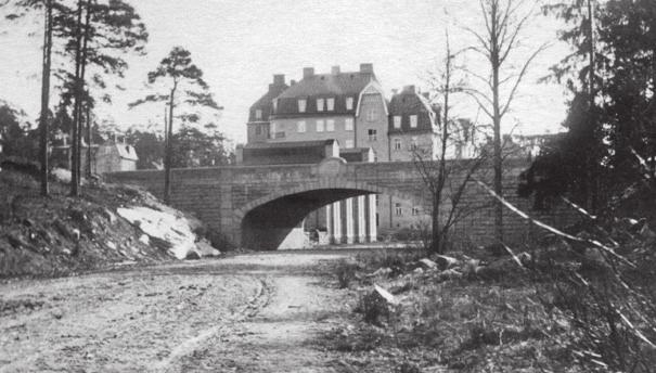 Kvarteren runt Råsunda torg och längs med Råsundavägens södra sida är slutna och kringbyggda och ger ett stadsmässigt intryck.