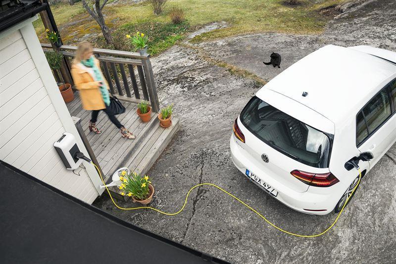 Volkswagens GTE och e-bilar har en 1/3 av supermiljöbilsmarknaden Volkswagen elektrifierar Sverige Ladda hemma-stödet ska täcka halva kostnaden för att installera