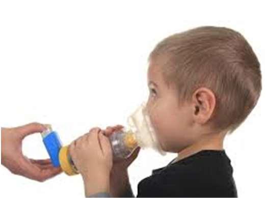 + Läkemedelsverkets behandlingsrekommendationer för astma hos barn Salbutamol, 0,1 mg/dos, med fördel i spacer < 2 år 4 puffar > 2 år 6 puffar > 6 år 6 12 puffar Inhalationerna kan