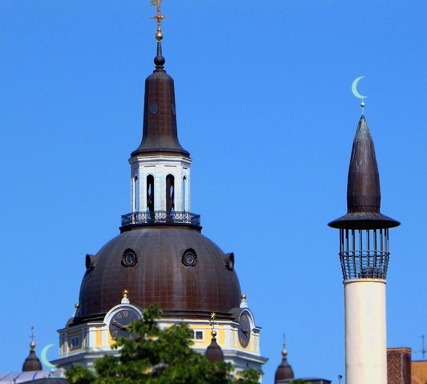 Stockholms moské och Svenska kyrkan Goda grannar med flyktingarnas hjälp I kvarteret mellan Stockholms moské och Katarina kyrka på Södermalm i Stockholm ligger Goda grannars