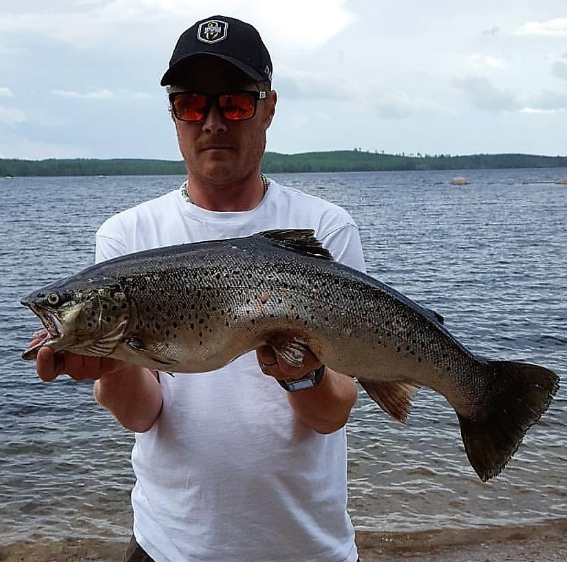 Intervju med Johan Helmersson, ordförande i Sveg-Herrö fiskevårdsförening: Det är mest spännande innan det nappar eller när man har napp men inte vet vad det är.