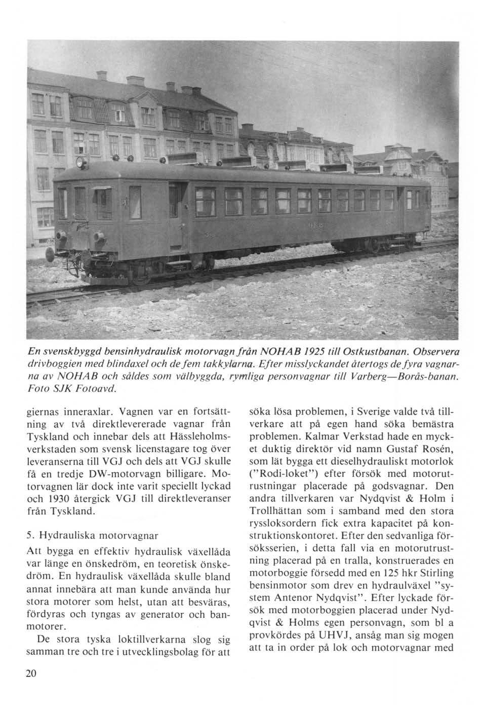 En svenskbyggd bensinhydraulisk motorvagn från NOHAB 1925 till Ostkustbanan. Observera drivboggien med blindaxel och de fem takkylarna.