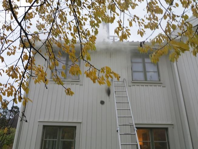 4 Fotobilaga 4.1 Bild 2. Glödbranden som tränger genom fasaden vid brandförsvarets framkomst. Bild 3.