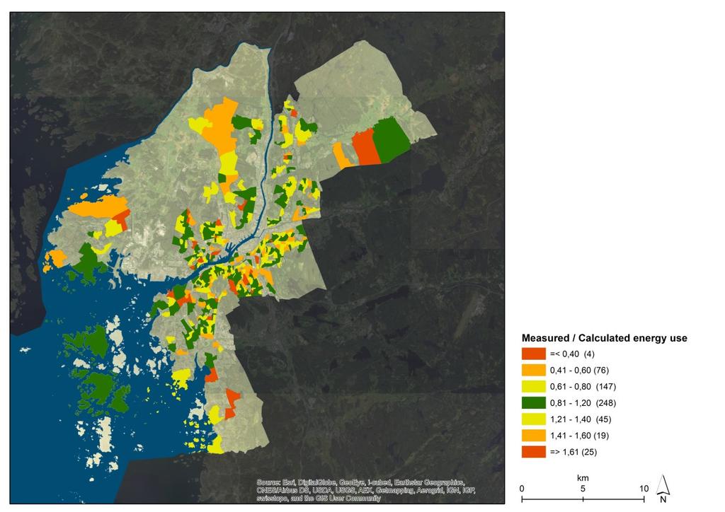 Figur 4. Skillnad mellan beräknad och uppmätt energianvändning aggregerat till basområdesnivå. Visuell validering av energimodellen. Siffran i parentesen anger hur många byggnader som modellerats.