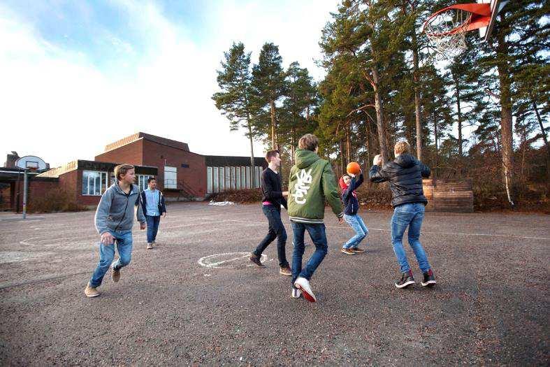 Vad händer om elever använder tobak? 1. Elevens mentor/handledare kontaktas av den som upptäckt eleven 2.