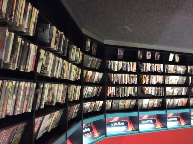 Huvudbiblioteket är samlokaliserat med museum och Lifelong Learning Center, filialen i Chadderton samsades i ett leisure centre med bland annat badverksamhet.