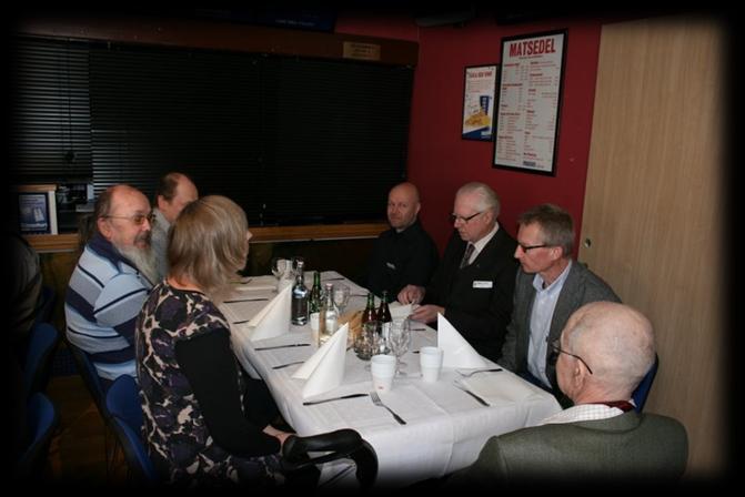 Många kom redan före kl 1100 till incheckningen. Kl 1145 åts en god fisklunch varefter förhandlingarna startade runt kl 1300. DL2 Mikael SM2O öppnade mötet med sedvanlig parentation.