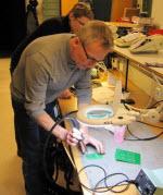 SM2JCG med sin handjagare Thomas SM2OAE undervisade i ytmontering Februari månads FURA aktivitet var en utbildning i ytmontering. Thomas SM2OAE jobbar som lärare på Dragonskolans elektronikprogram.