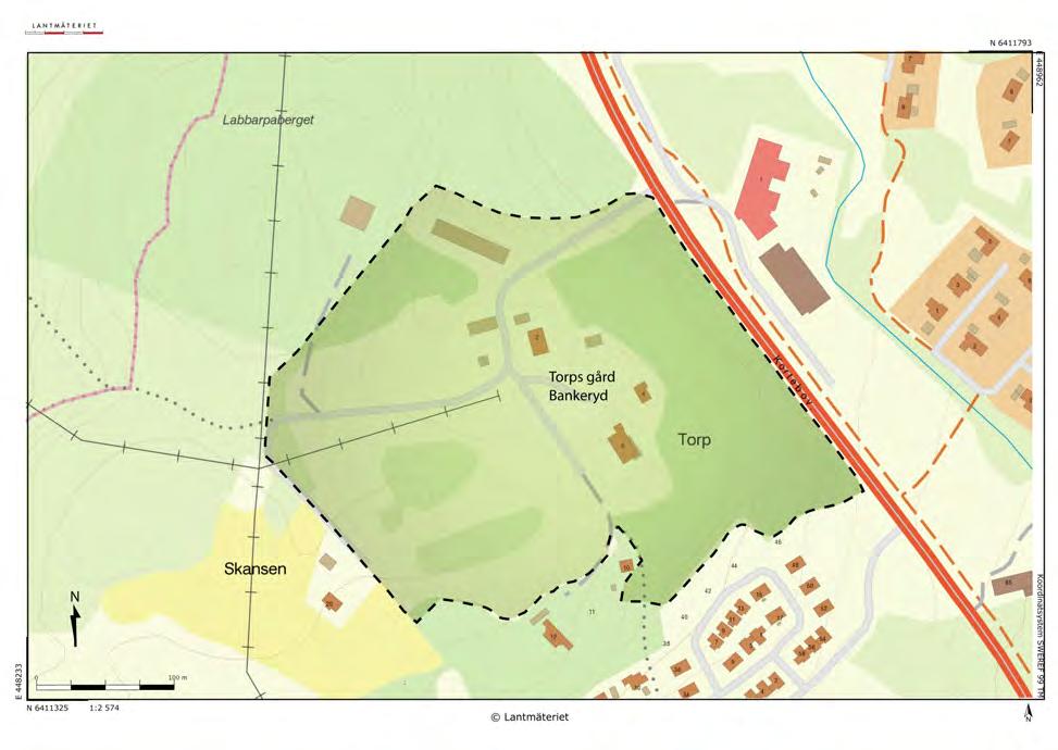 4 Karta 1. Översiktskarta. Det inventerade området i anslutning till Torps Gård i Bankeryd. Området har ringats in med streckad svart linje. 1. Sammanfattning Stefan Hirsmark har för avsikt att inom Torps Gård i Bankeryd (karta 1) projektera och planera för byggnation av bostäder inom fastigheten Bankeryds Torp 1:11.