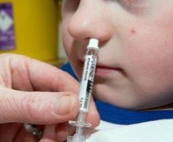 Barn Samma riskfaktorer som vuxna Vaxigrip Tetra kan ges från 6 mån samma dos som till vuxna (0,5 ml) barn <9 år som inte vaccinerats tidigare: 2 doser med minst 4 veckors mellanrum Fluenz Tetra kan