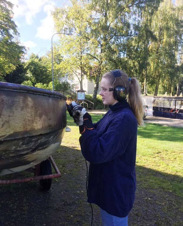 Linnea slipar ihärdigt för att jämna till