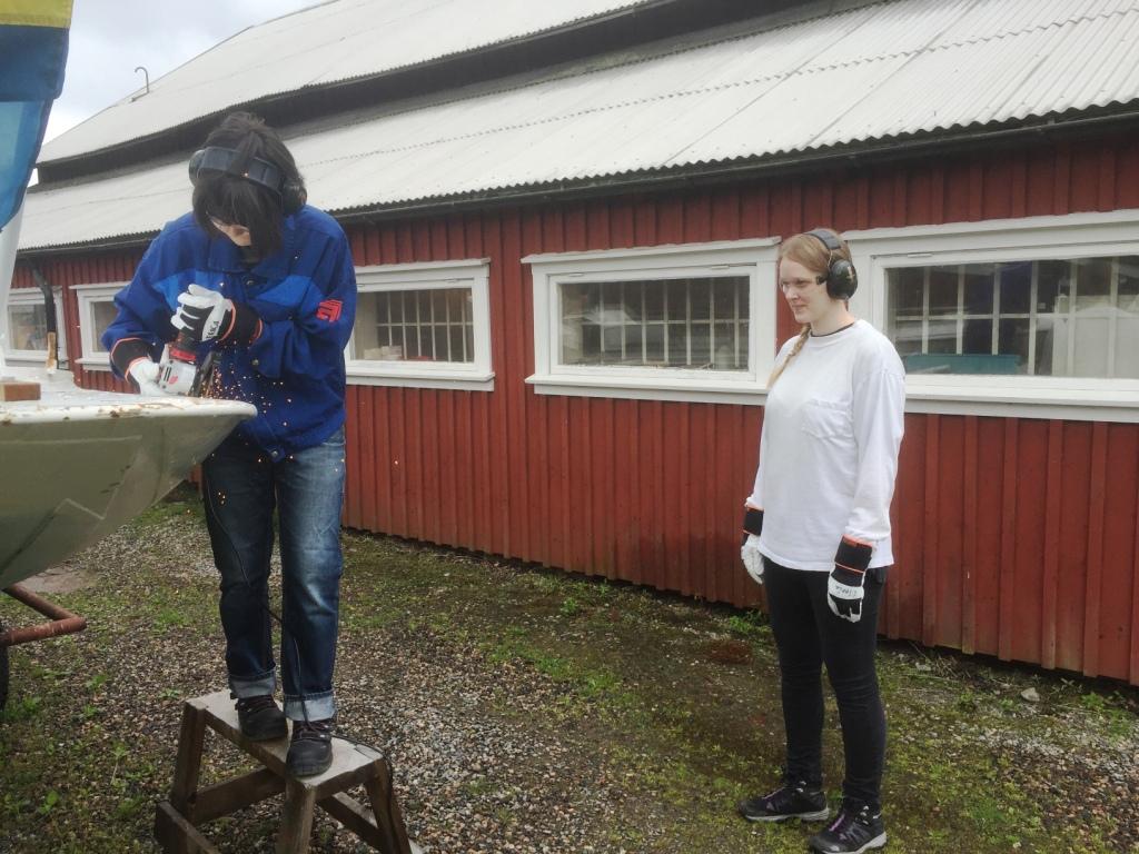 2 juli 2016. Arbetet med att ta bort överbyggnad fortsätter.